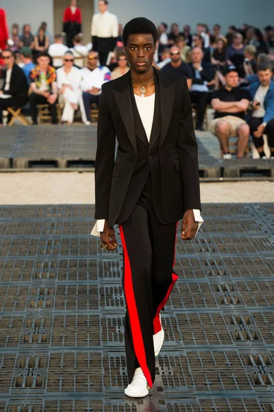 Look 32